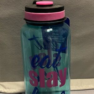 ✨✨5/$25✨✨ New 40 ounce Blue and Pink Water Bottle